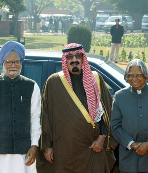 King Abdullah bin Abdulaziz Al-Saud of the Kingdom of Saudi Arabia (C) with Indian President A.P.J. Abdul Kalam (R) and Indian Prime Minister Manmohan Singh during a welcome cermony at the Presidential Palace in New Delhi, 25 January 2006 (AFP)