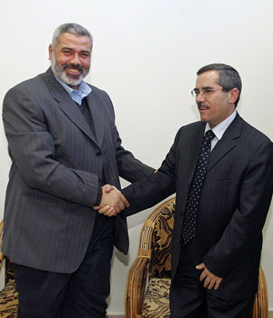 Senior Hamas leader Ismail Haniyeh (L) shakes hand with Jordan's ambassador Yehya Al-Qarala during Al-Qarala's meeting with Hamas leaders in Gaza January 31, 2006 (REUTERS)