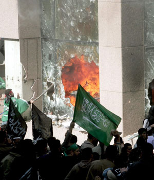 Thousands of angry Lebanese Muslim demonstrators storm the Danish consulate in Beirut, Lebanon, 5 February 2006 (EPA)
