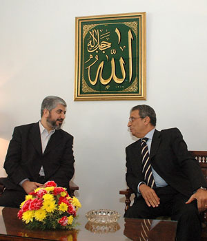 Khaled Meshaal (L), leader of the Palestinian group Hamas, which swept Palestinian elections last month, talks to Arab League Secretary General Amr Moussa during their meeting in Cairo, 07 February 2006 (EPA)