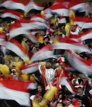 Egyptian fans cheer and wave Egyptian flags ahead of the African Nations Cup final soccer match between Egypt and Ivory Coast at the Cairo International Stadium, Egypt, Feb. 10, 2006 (AP)