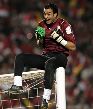 Egyptian goalkeeper Al Hadari celebrates after defeating Ivory Coast at African Nations Cup final in Cairo, Egypt, February 10, 2006 (REUTERS)