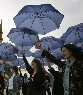 2)	Supporters of Lebanon's slain former Prime Minister Rafik Hariri (AP)