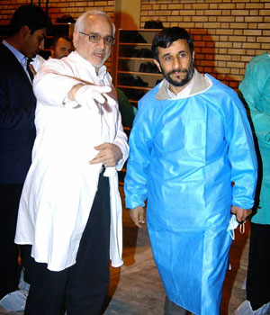 Head of the Iranian Atomic Energy Organisation (IAEA) Gholamreza Aghazadeh (L) explains to Iran's President Mahmoud Ahmedinejad about the enrichment facility during his visit of the Natanz uranium enrichment facility (REUTERS)