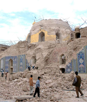 Iraqis step over the rubble of the holy shrine Imam Ali Al-Hadi, which was destroyed by gunmen in Sammara, north of Baghdad, 22 Feb, 2006 (EPA)