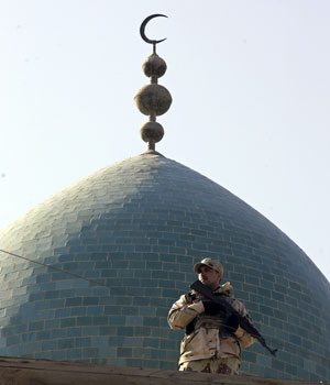 An Iraqi soldier takes position to provide security on top of a Sunni mosque in Baghdad, February 23, 2006 (REUTERS)