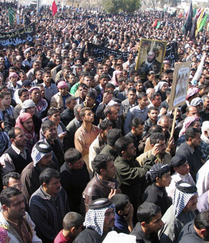 Iraqi Shi'ites gather on a road during a protest in Kut, 172 km (107 miles) south of Baghdad, February 23, 2006 (REUTERS)