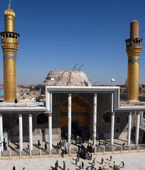 Iraqis gather next to the destroyed Shiite shrine of Imam Ali al-Hadi, grandson of Prophet Mohammad in Samarra, central Iraq, 25 February 2006 (EPA)