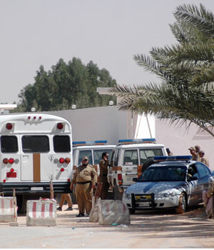 Saudi security forces are seen at the site of a clash with suspected militants in the capital Riyadh, Saudi Arabia, Feb. 27, 2006 (AP)