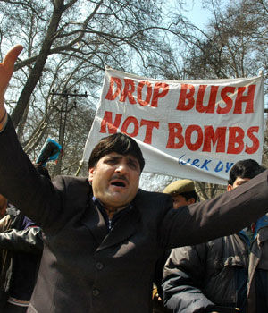 Kashmiri Muslims protesters shout U.S. slogans as they protest against the visit of U.S. President George W. Bush to India, in Srinagar, India, March 2, 2006 (AP)