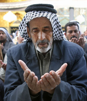 An Iraqi worships during Friday prayers in the holy city of Kerbala, 100 km (62 miles) south of Baghdad March 3, 2006 (REUTERS)