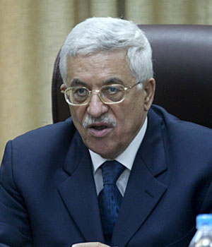 Palestinian president meets leaders of Palestinian factions in his office in Gaza City (EPA)