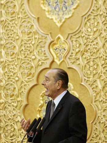 French President Jacques Chirac delivers his speech at the Saudi parliament Majlis, in Riyadh (R)