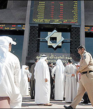 Hundreds of disgruntled Kuwaiti investors protested peacefully outside the emirate's stock exchange as the bourse index recorded its largest single day drop, 08 March 2006 (AFP)