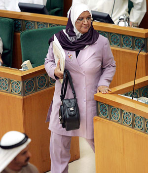 Kuwaiti Planning Minister Maasuma al-Mubarak arrives in parliament in Kuwait City, 07 March 2006 (AFP)