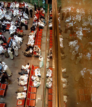 Traders are seen at the Stock Exchange in Kuwait City 07 March 2006 (AFP)