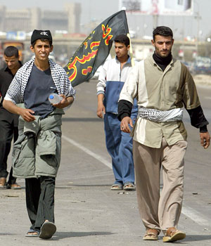Shiite Iraqi worshippers walk from Baghdad towards the city of Karbala, 18 March 2006 (AFP)