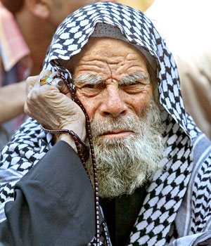 An Iraqi Shiite attends Friday noon prayer in the holy city of Karbala, south of Baghdad, 17 March 2006 (AFP)