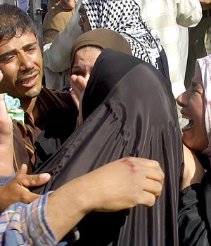 Iraqis mourns the death of two teenage boys who were killed in a roadside bomb in the town of Balad Ruz, northeast of Baghdad, 25 March 2006 (AFP)