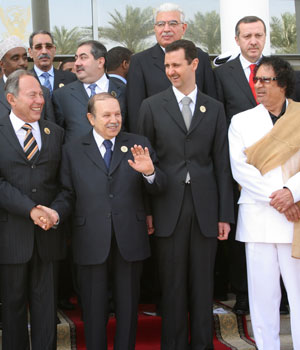 Arab leaders pose for the media ahead of the opening session of the annual summit of the Arab league in Khartoum, Sudan, March 28, 2006 (AP)