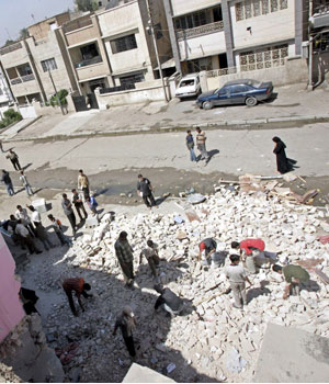 Iraqis try to remove the rubble from the site of a bomb explosion inside a house at Baghdad's Al-Jededa district, 04 April 2006 (EPA)