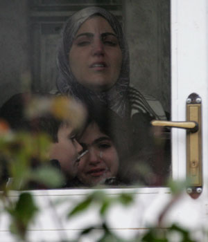 A Palestinian woman reacts during an Israeli army operation in the West Bank city of Nablus April 6, 2006 (REUTERS)