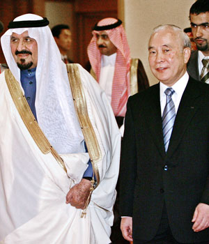 Visiting Saudi Arabian Crown Prince Sultan Bin Abdul Aziz (L) is greeted by Japanese business group leader Kakutaro Kitashiro (R) prior to a luncheon with Japanese business leaders at a Tokyo hotel, 07 April 2006 (AFP)