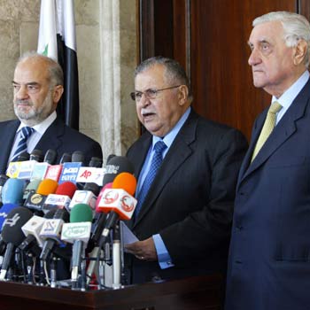 Iraqi President Jalal Talabani with Prime Minister Ibrahim Jaafari and Acting Parliament Speaker Adnan al-Pachachi in Baghdad (R)