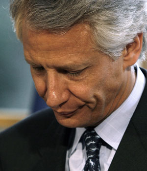 France's Prime Minister Dominique de Villepin looks down during a joint news conference with Portugal's Prime Minister Jose Socrates in Paris, April 10 2006 (REUTERS)