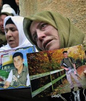 Samiya Hammad holds photographs of her son of Sami Hammad, a suicide bomber who blew himself up in Tel Aviv, April 17, 2006 (AP)