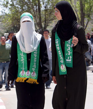 Palestinian Hamas' students walk over the Birzeit University campus near Ramallah during the local elections for the students council,19 April 2006 (EPA)