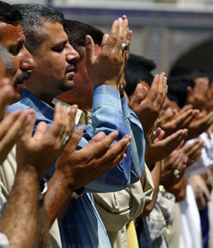 Iraqi Shiites worship during weekly Friday noon prayers at the holy shrine of Imam Musa al-Kazem in Baghdad, 21 April 2006 (AFP)