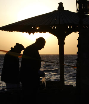 Egyptian investigators collect evidence near the place where one of three explosions which took place in the touristic resort of Dahab 25 April 2006 (AFP)