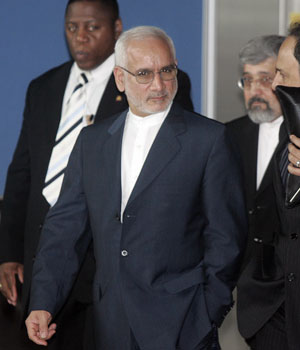 Iran's nuclear energy chief Gholamreza Aghazadeh leaves Vienna's U.N. headquarters April 26, 2006 (REUTERS)