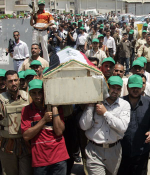 Iraqi men carry the coffin of Mayson Hashimi, sister of Iraqi Sunni Vice President Tarik Hashimi, during her funeral procession in Baghdad, 27 April 2006 (AFP)