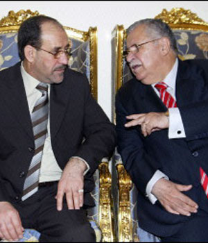 Iraqi prime minister-designate Nuri al-Maliki (L) talks with President Jalal Talabani, 8 May 2006 (AFP)