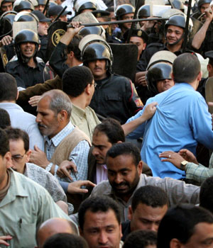 Egyptian police clash with protesters during a protest in Cairo May 11, 2006 (REUTERS)