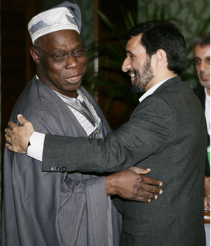 Iranian President Mahmoud Ahmadinejad, right, greets Nigerian President Olesegun Obasanjo prior to the opening ceremony of the fifth D-8 Summit in Nusa Dua, Bali, Indonesia, May 13 2006 (AP)