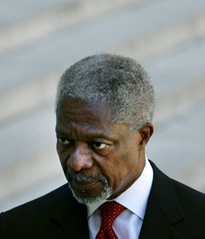 United Nations Secretary-General Kofi Annan talks to journalists during a press conference in Paris after a meeting with European leaders,14 June 2005 (EPA)