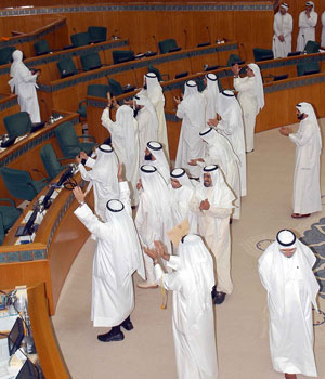 Parliament Members quit Parliament during session that discussed the Election Law reform in Kuwait May 15, 2006 (REUTERS)