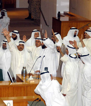 A group of Parliament Members quit Parliament during a session that discussed the Election Law reform in Kuwait May 15, 2006 (REUTERS)