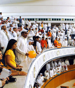 Kuwaitis crowd the upper level of the Parliament to attend a session that discussed the Election Law reform in Kuwait May 15, 2006 (REUTERS)