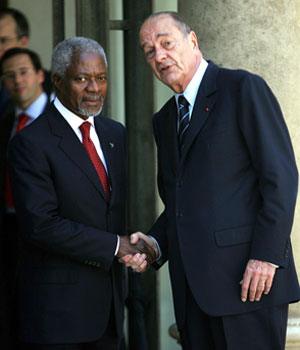 United Nations Secretary-General Kofi Annan shakes hands with French president Jaques Chirac at Elysee Palace in Paris, 14 June 2005 (EPA)