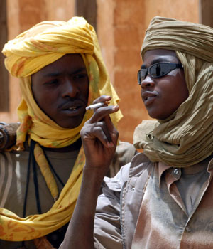 Armed members of a faction of the rebel Sudan Liberation Army (SLA) led by Abdel Wahed Mohammed al-Nur talk in Tina, north Darfur province of Sudan, May 16, 2006 (REUTERS)