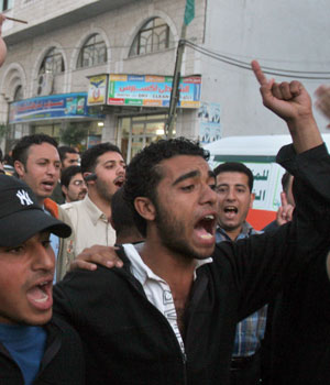 Palestinian Fatah supporters chant slogans as they demonstrate against the new security force of the Hamas-led Palestinian government in Gaza City, May 17, 2006 (AP)