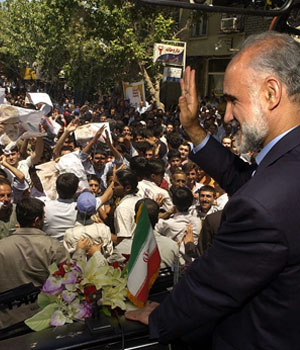 Mostafa Moin,a leading reformist candidate in Iran's presidential elections,waves at his supporters from his bus during his campaign rally northeast of Tehran, 15 June 2005 (AP)
