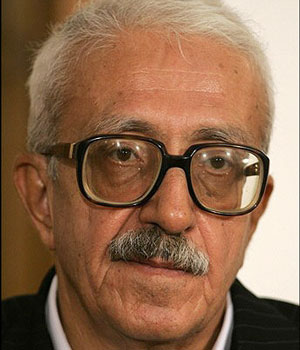 Tariq Aziz, former Iraqi deputy prime minister sits in front of an Iraqi judge during his initial interview at an undisclosed location in Baghdad, in July 2004 (AFP)
