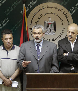 Palestinian PM Haniyeh stands between senior Hamas and Fatah leaders during news conference in Gaza, May 24, 2006 (REUTERS)