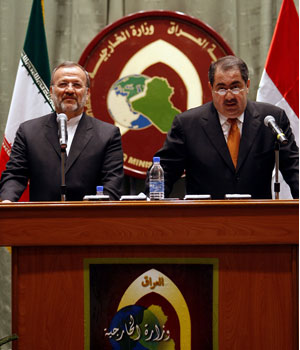 Iraq Foreign Minister Hoshyar  Zebari (R) and his Iranian counterpart Manouchehr Mottaki (L) hold a joint news conference in Baghdad May 26, 2006 (REUTERS)