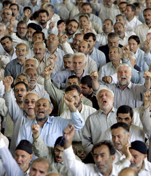 Iranian worshippers shout anti-U.S. slogans during Friday prayers in Tehran June 2, 2006 (REUTERS)